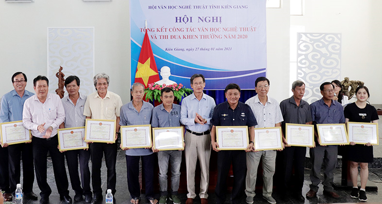 Kiên Giang khen thưởng 38 tập thể, cá nhân có thành tích trong lĩnh vực văn học, nghệ thuật